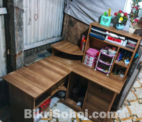 কম্পিউটার টেবিল